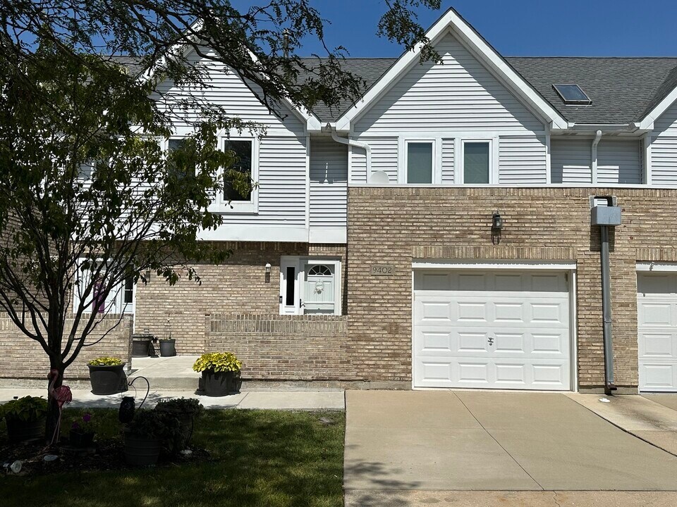 9402 Lindsay St in Orland Hills, IL - Building Photo