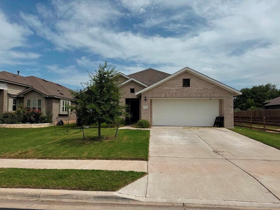 295 Rimrock Ct in Bastrop, TX - Building Photo