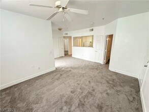 6955 N Durango Dr in Las Vegas, NV - Foto de edificio - Building Photo