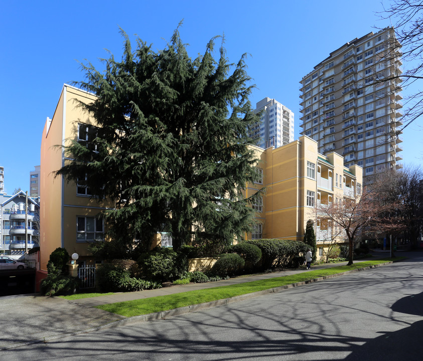 Gilford Court in Vancouver, BC - Building Photo