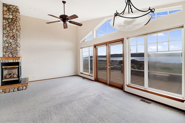 1110 Landing Cir in Oak Harbor, WA - Building Photo - Building Photo