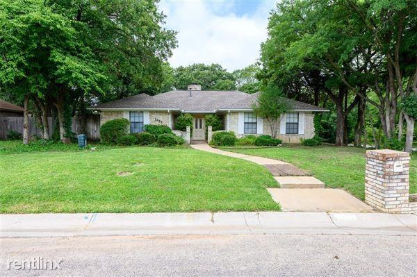 property at 1421 Briarwood St