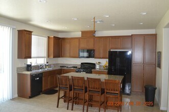 1668 Ryegrass Wy in Los Banos, CA - Building Photo - Building Photo