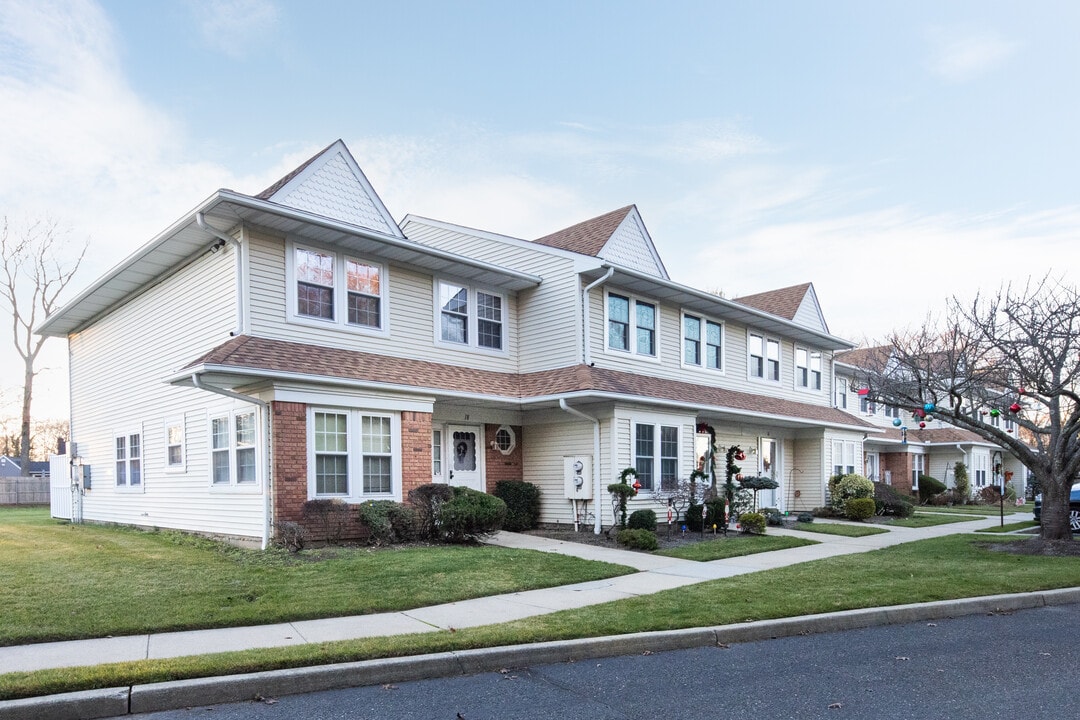 Waverly Estates in Holtsville, NY - Building Photo