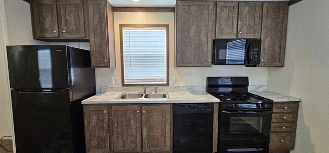 248 Magnolia Pl in Belleville, MI - Building Photo - Building Photo