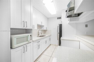 7100 Fairway Dr in Hialeah, FL - Building Photo - Building Photo