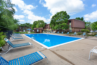 Sherwood Lake Apartments in Schererville, IN - Foto de edificio - Building Photo