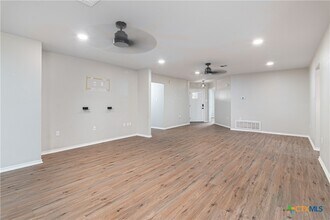 121 Castlewood Dr in Seguin, TX - Building Photo - Building Photo