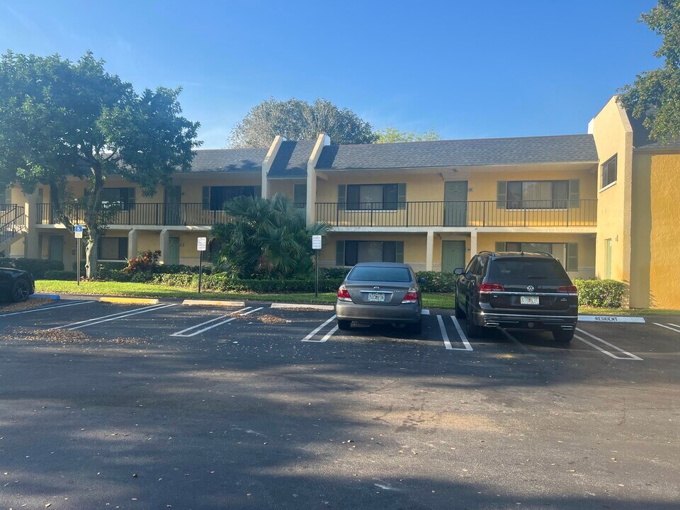 814 Meadows Cir in Boynton Beach, FL - Building Photo