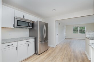 5653 Bramble Ave-Unit -Apt 1 in Cincinnati, OH - Building Photo - Building Photo