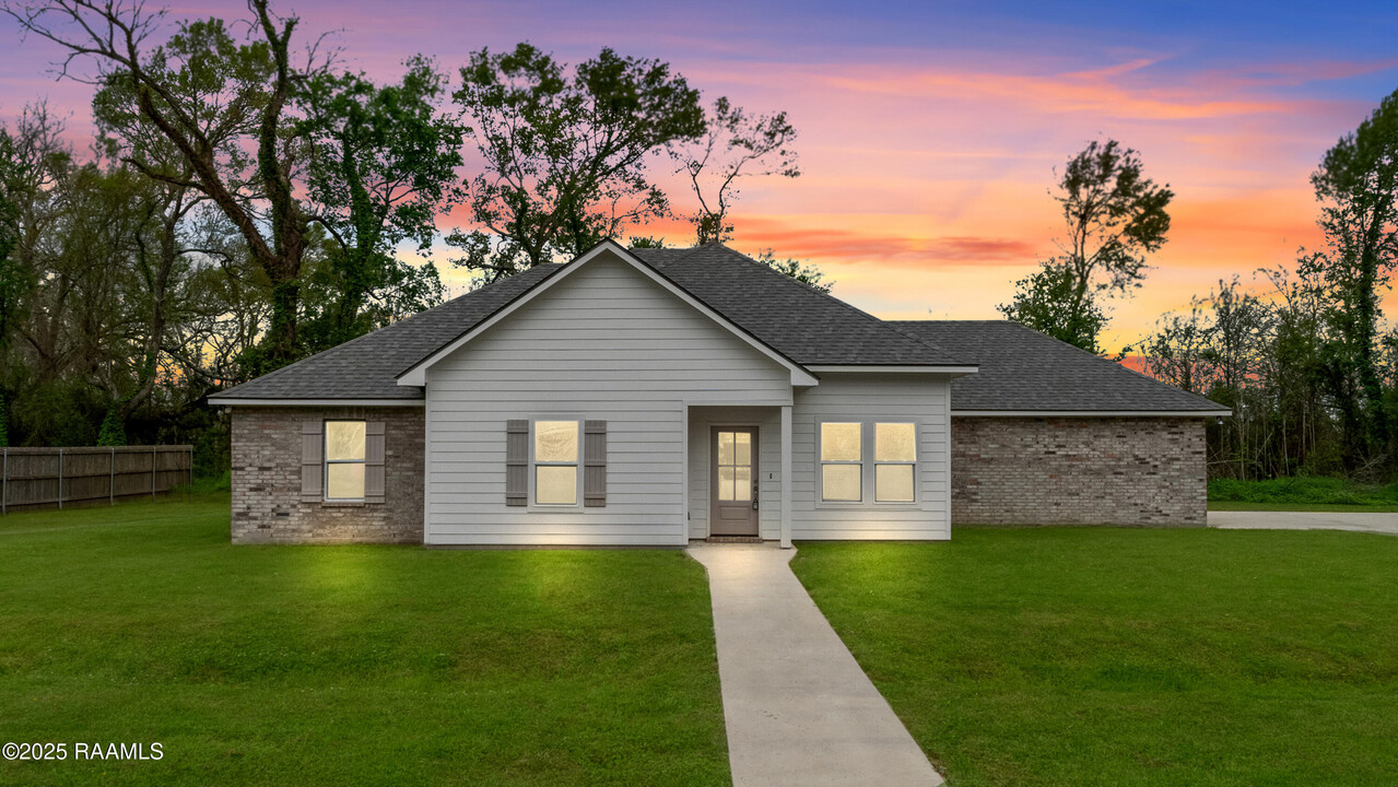 1025 Timber Trails Rd in Breaux Bridge, LA - Building Photo