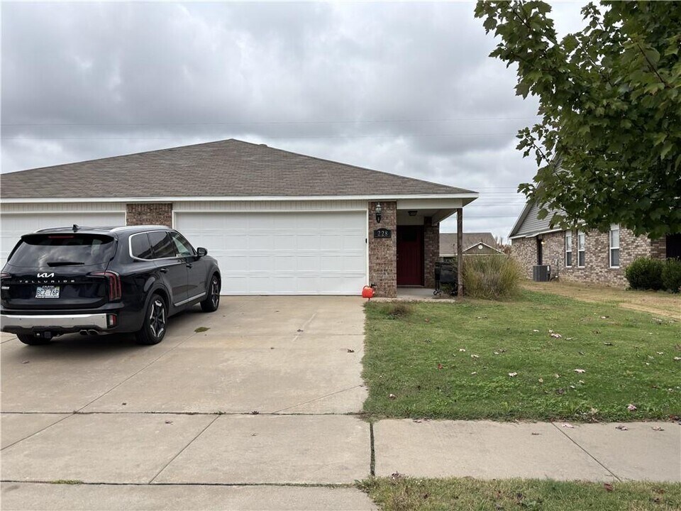 228 E Anabranch Ct in Farmington, AR - Foto de edificio