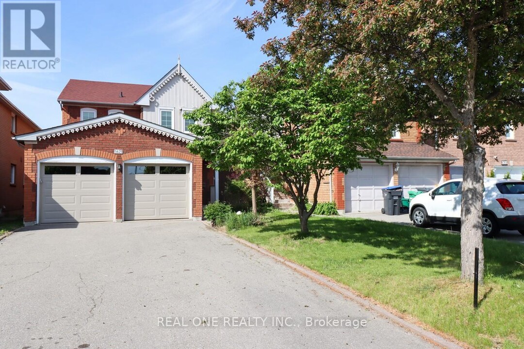 5621 Haddon Hall Rd in Mississauga, ON - Building Photo