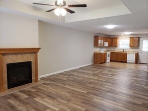 2101 S Oak Grove Ave in Springfield, MO - Foto de edificio - Building Photo
