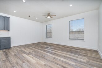 404 Industrial Park in Denton, TX - Foto de edificio - Building Photo