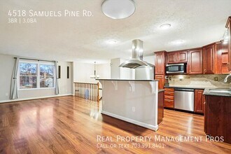 4518 Samuels Pine Rd in Chantilly, VA - Building Photo - Building Photo