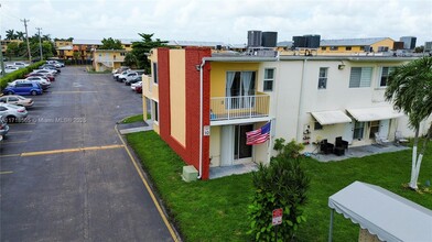 1255 W 49th Pl, Unit G201 in Hialeah, FL - Building Photo - Building Photo