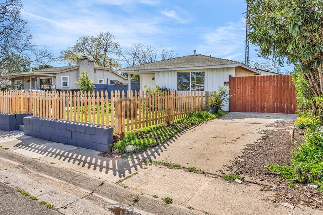 2389 Empress St in Sacramento, CA - Building Photo - Building Photo