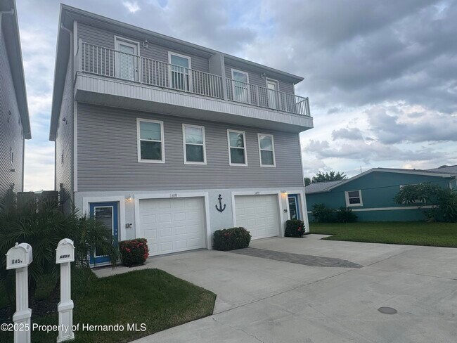 6891 Clark St in Hudson, FL - Building Photo - Building Photo