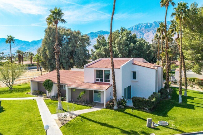 2521 N Whitewater Club Dr in Palm Springs, CA - Building Photo - Building Photo