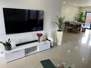 394 NW 133rd Ct in Miami, FL - Foto de edificio - Building Photo