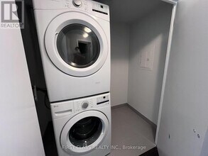 4130-4130 Parkside Village Dr in Mississauga, ON - Building Photo - Building Photo