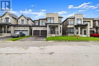 96 Weslock Crescent in Aurora, ON - Building Photo - Building Photo