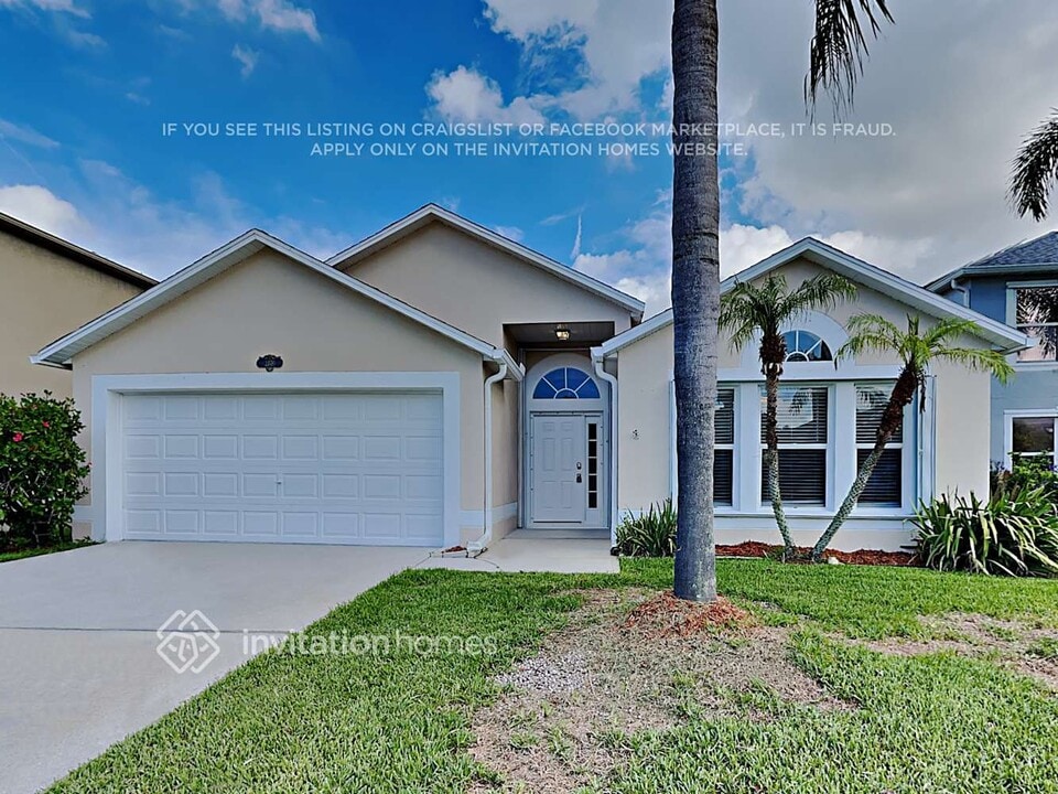 2470 Brookshire Cir in Melbourne, FL - Foto de edificio