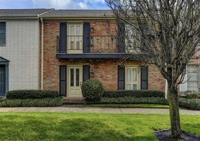 2323 Augusta Dr in Houston, TX - Building Photo