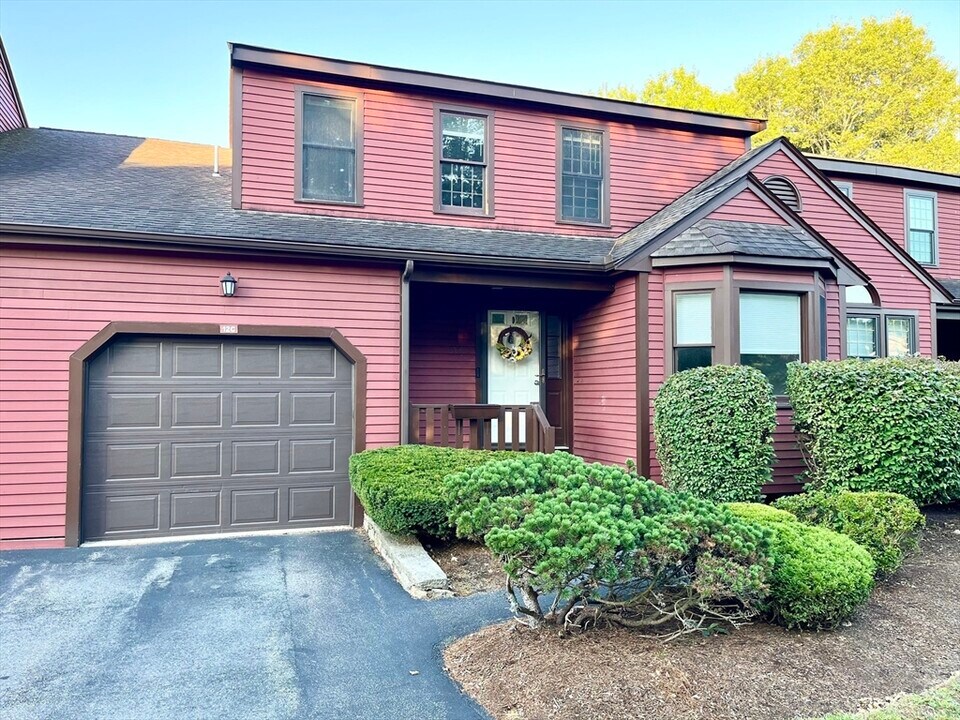 12 Hawthorne Village in Franklin, MA - Building Photo