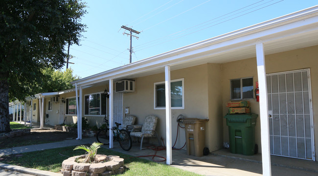 331 W Turner Rd in Lodi, CA - Foto de edificio - Building Photo