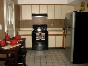 57 Washington Ave, Unit 2 in Rensselaer, NY - Foto de edificio - Building Photo