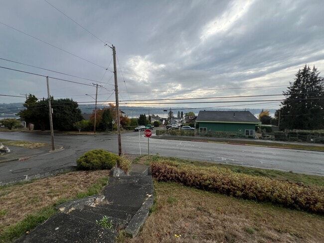 2416 E 11th St in Bremerton, WA - Building Photo - Building Photo