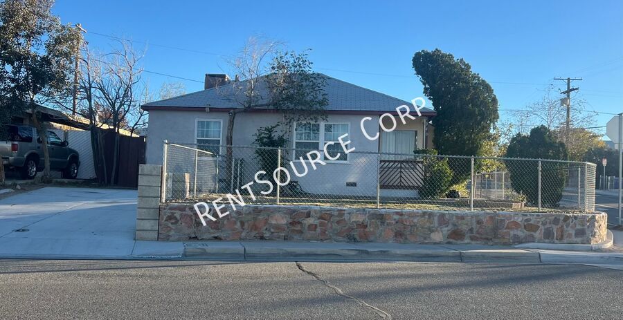 1040 Flora St in Barstow, CA - Building Photo