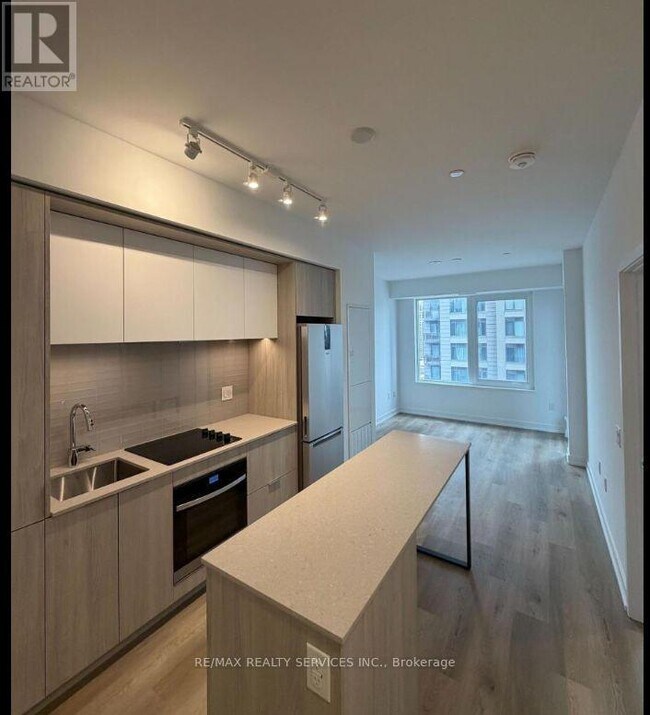 395 Square One Dr in Mississauga, ON - Building Photo - Building Photo