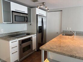 185 SW 7th St, Unit 1410 in Miami, FL - Building Photo