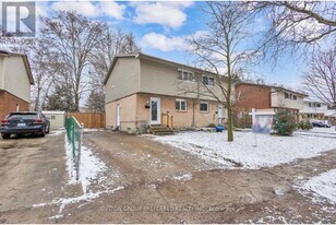 41 Mohegan Crescent in London, ON - Building Photo