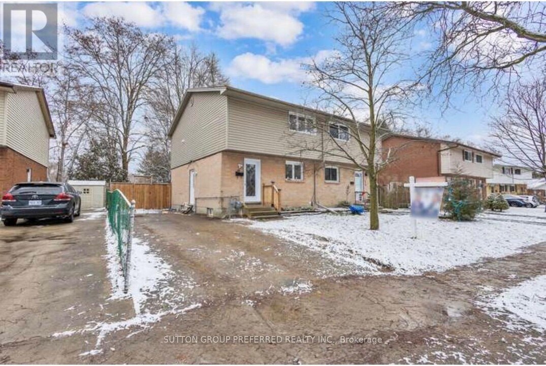 41 Mohegan Crescent in London, ON - Building Photo