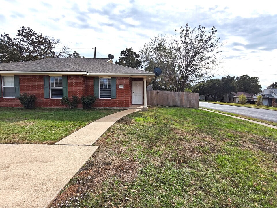 2126 Hidden Hollow Cir, Unit B in Bryan, TX - Building Photo