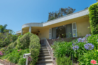 1109 Chantilly Rd in Los Angeles, CA - Building Photo - Building Photo