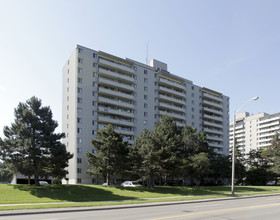 1840 Bloor St in Mississauga, ON - Building Photo - Building Photo