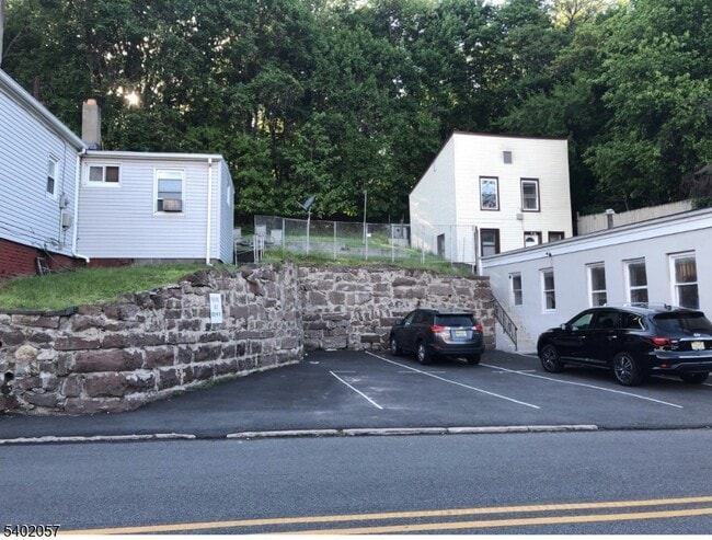 122 N 8th St in Hawthorne, NJ - Building Photo - Building Photo