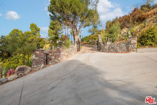 6820 Parsons Trail in Los Angeles, CA - Building Photo - Building Photo