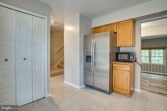 9560 Cherry Oak Ct in Burke, VA - Building Photo - Building Photo