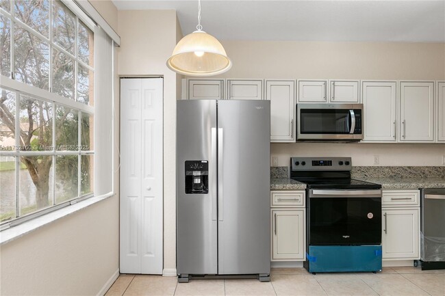 3871 NW 91st Ter in Sunrise, FL - Foto de edificio - Building Photo