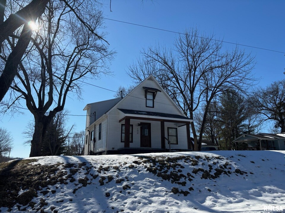 100 Jefferson St in Pawnee, IL - Building Photo