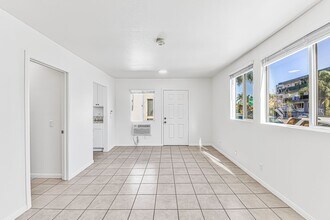 67 Alamitos Ave, Unit 10 in Long Beach, CA - Building Photo - Building Photo