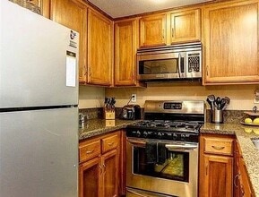 24105 Del Monte Dr in Santa Clarita, CA - Foto de edificio - Building Photo