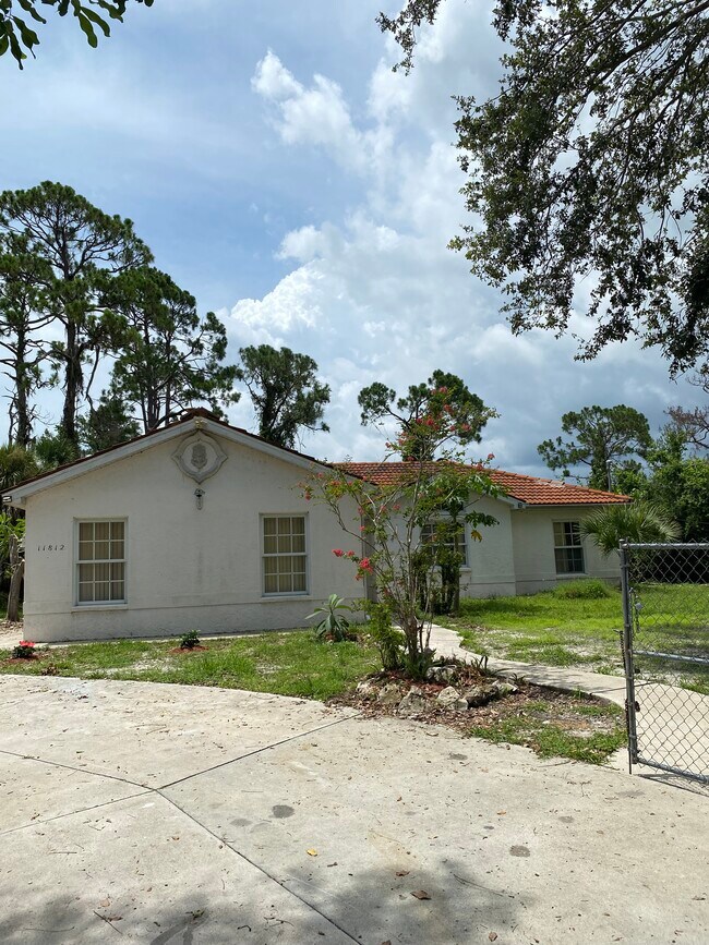 11812 D Allyon Dr in North Port, FL - Building Photo - Building Photo