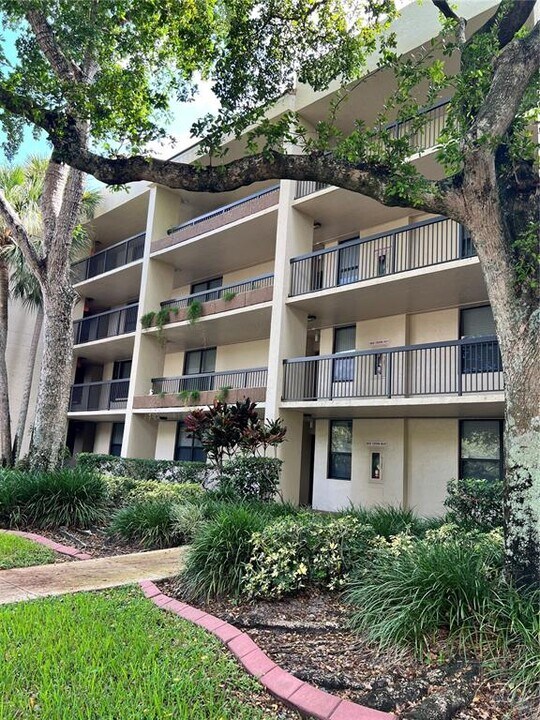 100 NW 76th Ave, Unit 302-2 in Plantation, FL - Foto de edificio